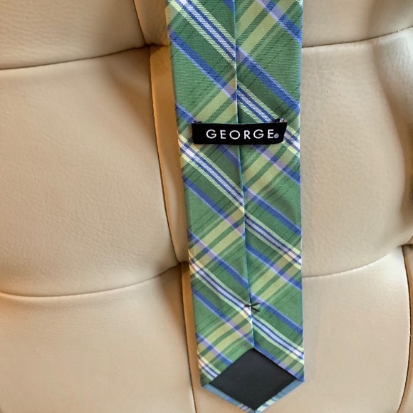 George Silk Green Tie-BUNDLE ANY 4 TIES FOR $25 - Picture 3 of 3